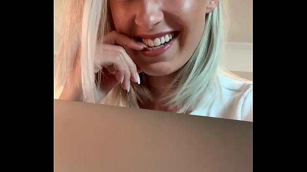 Ich war so geil im Office, dass ich mich zum Orgasmus gefingert habe :-P