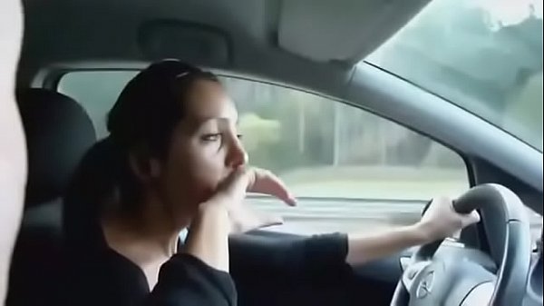 Девушка за рулем дрочит член во время поездки в машине  