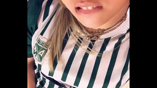 Rosando con el chupete en su vagina.