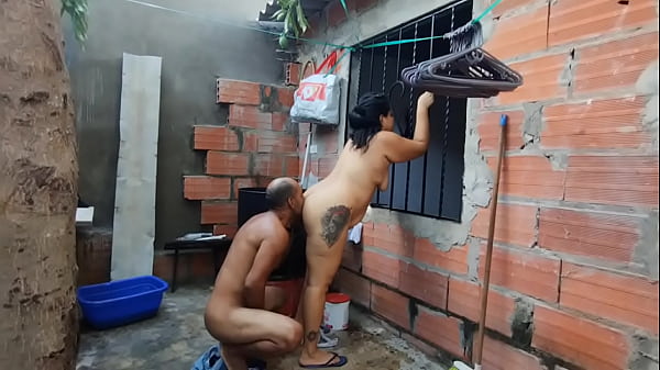 Mi asqueroso suegro sabe que me fascina una buena polla que me busca y me termina follando delicioso!! No hago ruido para que el vecino no escuche