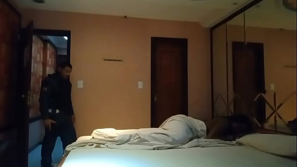 ELA DORMIU E ACORDOU COM UMA FODA GOSTOSA COM UM POLICIAL