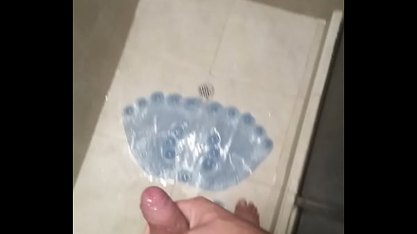Me masturbo rico en la ducha