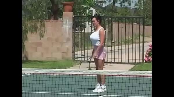 Die Tennissch&uuml;lerin direkt auf dem Platz gefickt