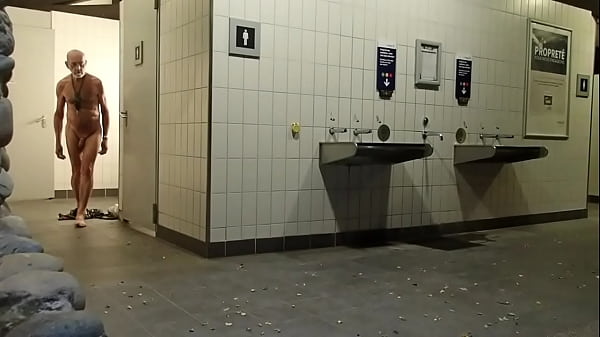 exhibition dans les chiottes d'une aire d'autoroute du sud est  