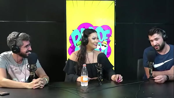 Gordinha do porno nacional sendo entrevistada no pagode da ofensa  