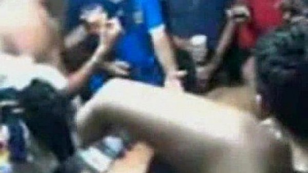 Vadia chupa 100 rolas numa festa