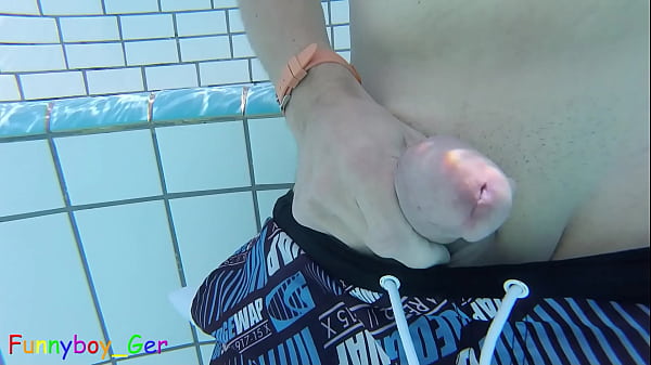 Unterwasser wichse ich meinen Vorhautschwanz in einem gro&szlig;en &ouml;ffentlichen Au&szlig;enbecken mit interessanten Einblicken (S)