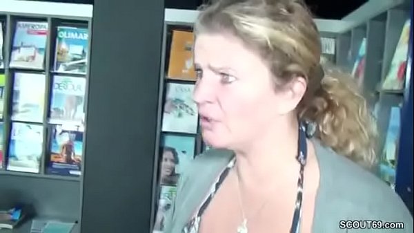 MILFs treiben es wild im Buero mit einem Fremden