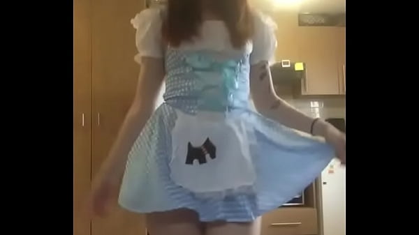 WHO IS THIS REDHEAD flashing her big ass?