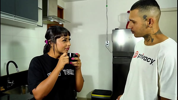 Vizinha deu caf&eacute; e uma mamada para agradecer o vizinho pela ajuda  vizinha gostosa mamando o vizinho na cozinha e tendo a buceta chupada para agradecer o vizinho.