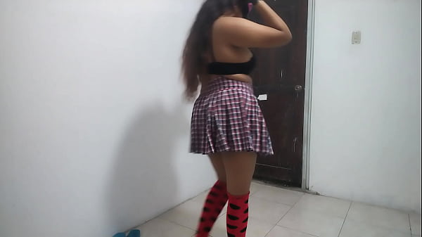 A garota mais pregui&ccedil;osa da turma tem sido a maior vagabunda! Ela posa de uniforme, tira o suti&atilde;, tira a saia e exibe seu corpo gordinho e esguio.