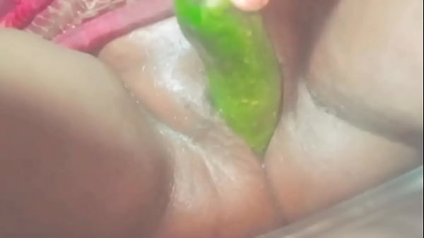 इन्डियन हाउसवाइफ ने कूकूमबर से चूदाई किया