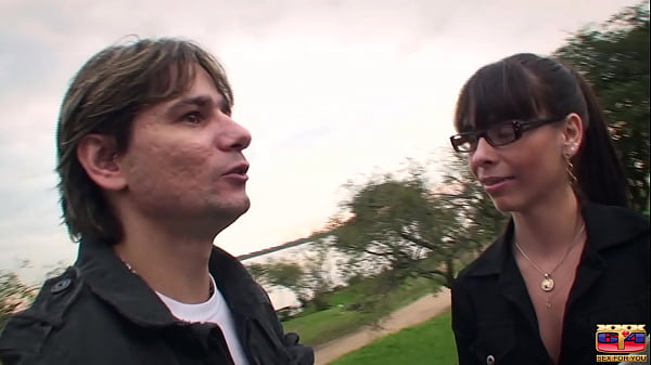 Gata gaucha ex&oacute;tica com &oacute;culos e aparelho dental faz masturba&ccedil;&atilde;o pela primeira vez diante da camera