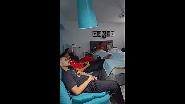 Descobri que meu primo novinho &eacute; uma putinha na rua, vive dando o cu pra homem casado... convidei 4 amigos h&eacute;teros pra assistir filme e comer sua bunda virgem 