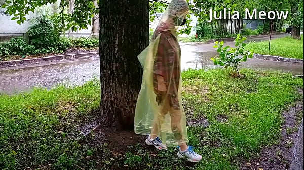 Teen Shows Her Juicy Booty Near Residential Buildings!