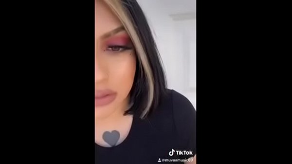 TEENAGER FINGERS HER PUSSY