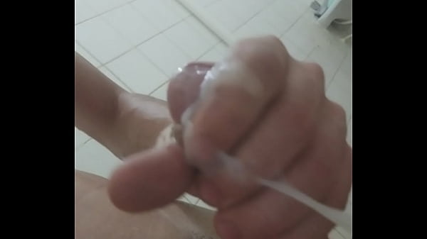 Novinho no banho melando o pau todinho