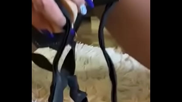 linda de quatro com brinquedo  