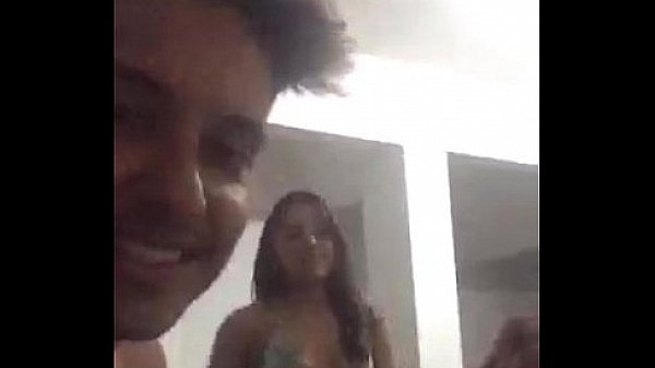 Safadinha mostrando os peitinhos