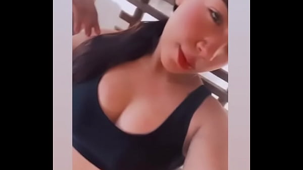 Amiga sabrosa est&aacute; en la piscina