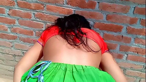 भाभी को घर के बाहर घोड़ी बना कर चोदा