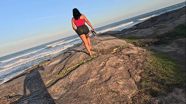 Fetiche por p&eacute;s na praia! Solinhas deliciosas exibidas em p&uacute;blico para amantes pod&oacute;latras!