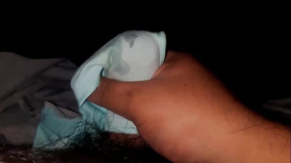 Mi amiga me prest&oacute; sus panties para venirme en ellos