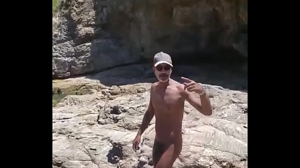 Nadando na praia naturista 