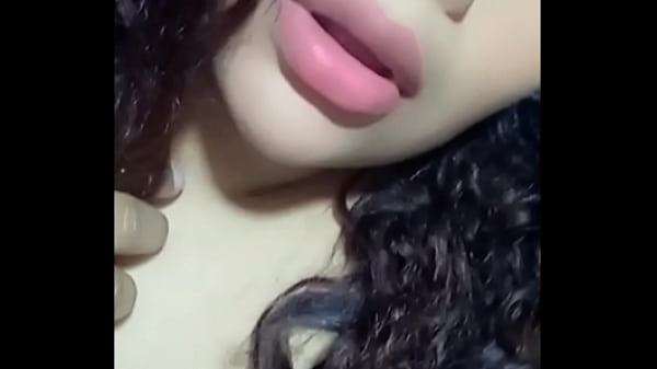 Esta chica x plata hasta eructa delicioso