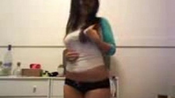 novinha faz strip na cam