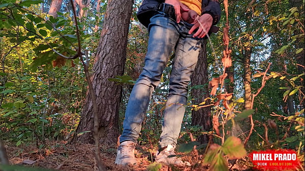 Kerl pisst mit gro&szlig;en Eiern