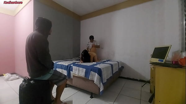 marido corno observa esposa gostosa enquanto ela &eacute; fodida por um solteiro aleat&oacute;rio