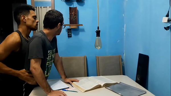 Professor safado senta na pica do aluno 