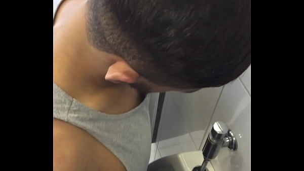 Flagra do pauzudo mijando na faculdade