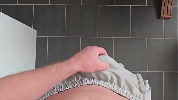 H&uuml;bscher Deutscher Meister in grauer Jogginghose & wei&szlig;en Puma Socken - PhantomGentX 