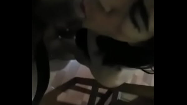 Se arrodilla como perra pidiendo pinga  