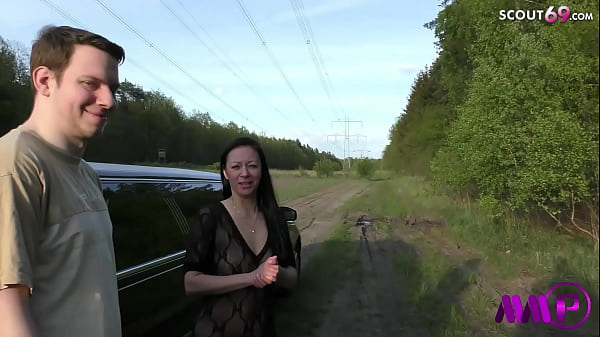 Jungspund &uuml;berrascht seine Tante beim Swinger Sex und darf sie ficken  