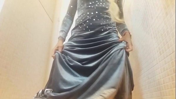 Queen Elsa loves little Olaf, small with a surprise 