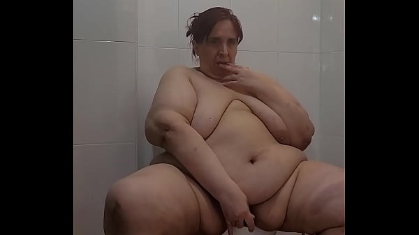 Coolmarina. pissing al amanecer y juegos con la esponja  