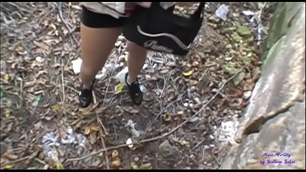 In the traffic between the cars he fucks without shame