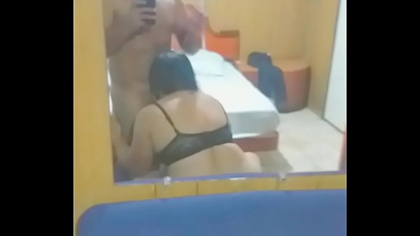 Disfrutando del placer y orgasmos de esta madura