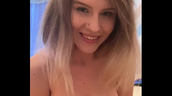 Девушка сексуально мастурбирует свою киску  