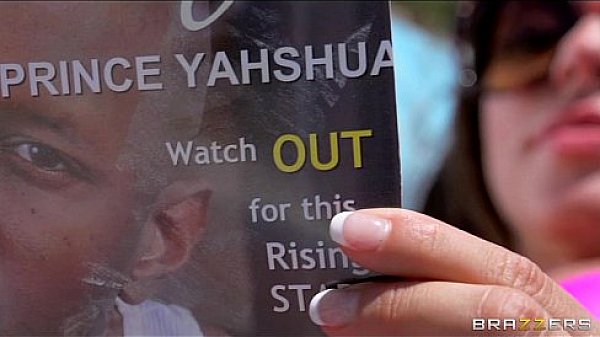 Bikini Latina Ariella Ferrera daydreams about fucking her poolboy