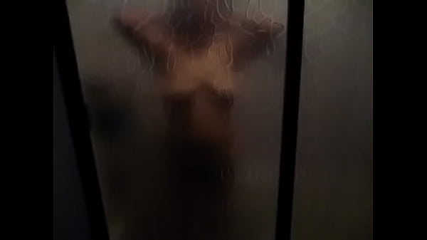 TOMANDO A MAMA BA&Ntilde;ANDOSE