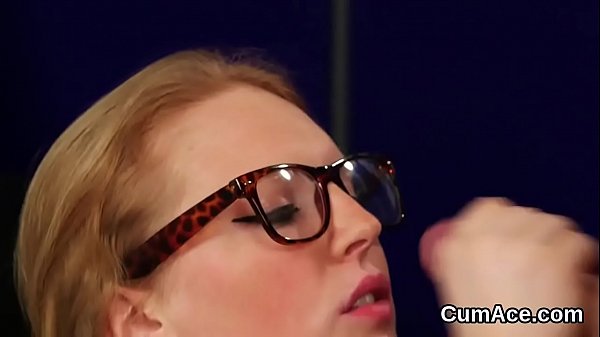 Kinky looker gets cumshot on her face swallowing all the jism 
