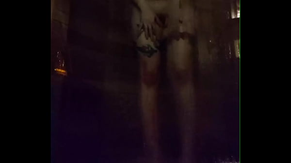 putita mexicana en la regadera 