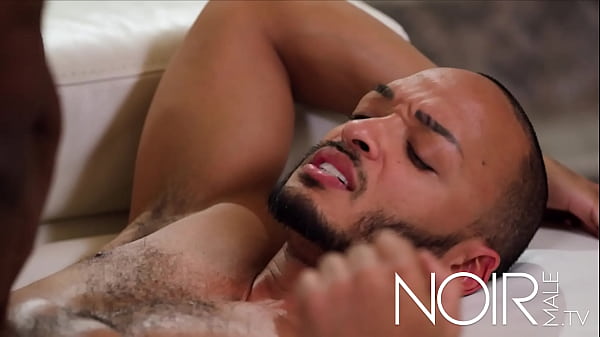 Mi compa&ntilde;ero de trabajo no pudo resistirse y termin&oacute; comi&eacute;ndoseme la polla 