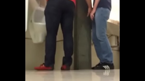 Jalandose la verga en ba&ntilde;os publicos