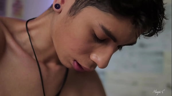 Caliente vergon latino Magic C se masturba con saliva, se corre dentro de una copa y deja caer su propia leche en su boca y se la traga