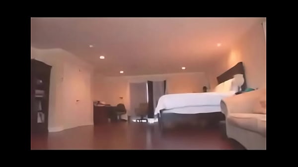 Morena linda e deliciosa pagando uma gulosa pro namorado